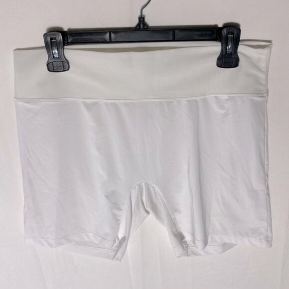 Tail Pants - Tail Women’s White Underlayer Golf Shorty Short Shorts L
